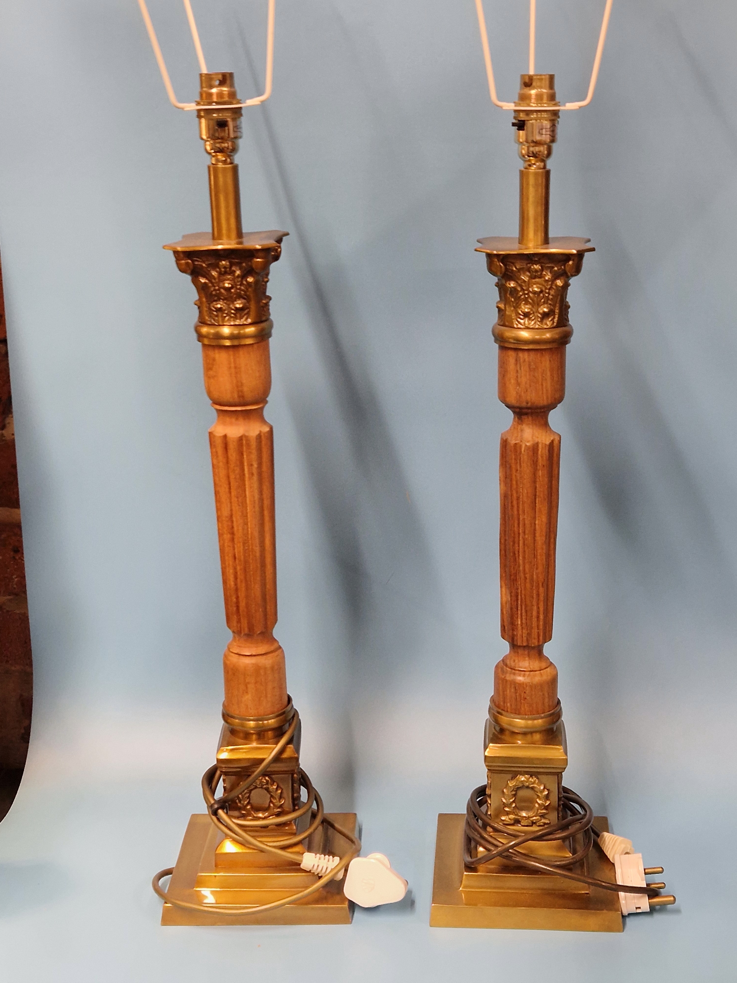 A PAIR OF WOOD AND BRASS CORINTHIAN COLUMN TABLE LAMPS SUPPORTED ON SQUARE FEET. H 63cms - Image 2 of 2