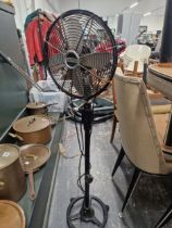 A VINTAGE FLOOR STANDING ELECTRIC FAN.