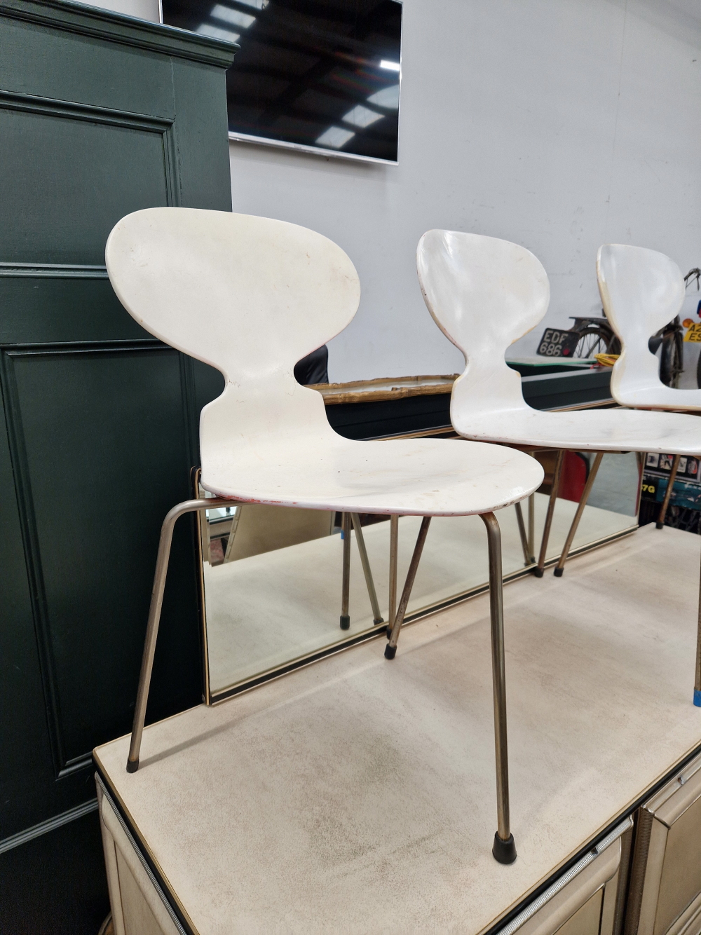 A SET OF SEVEN MID CENTURY FRITZ HANSEN ANT CHAIRS. - Image 5 of 7