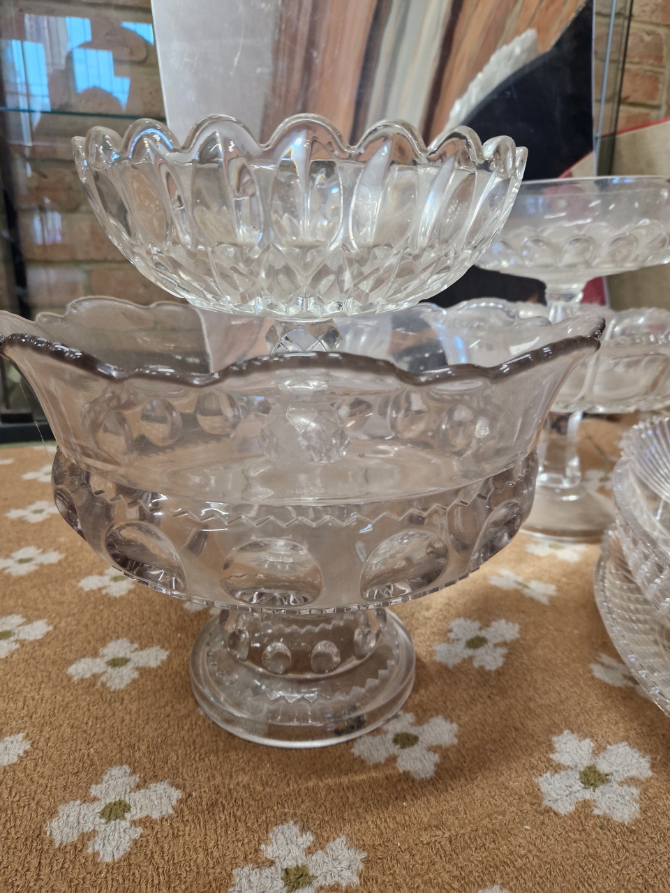 SIX CLEAR GLASS FOOTED BOWLS TOGETHER WITH A CUT GLASS OVAL BOWL AND STAND WITH FAN SHAPED HANDLES - Image 4 of 5