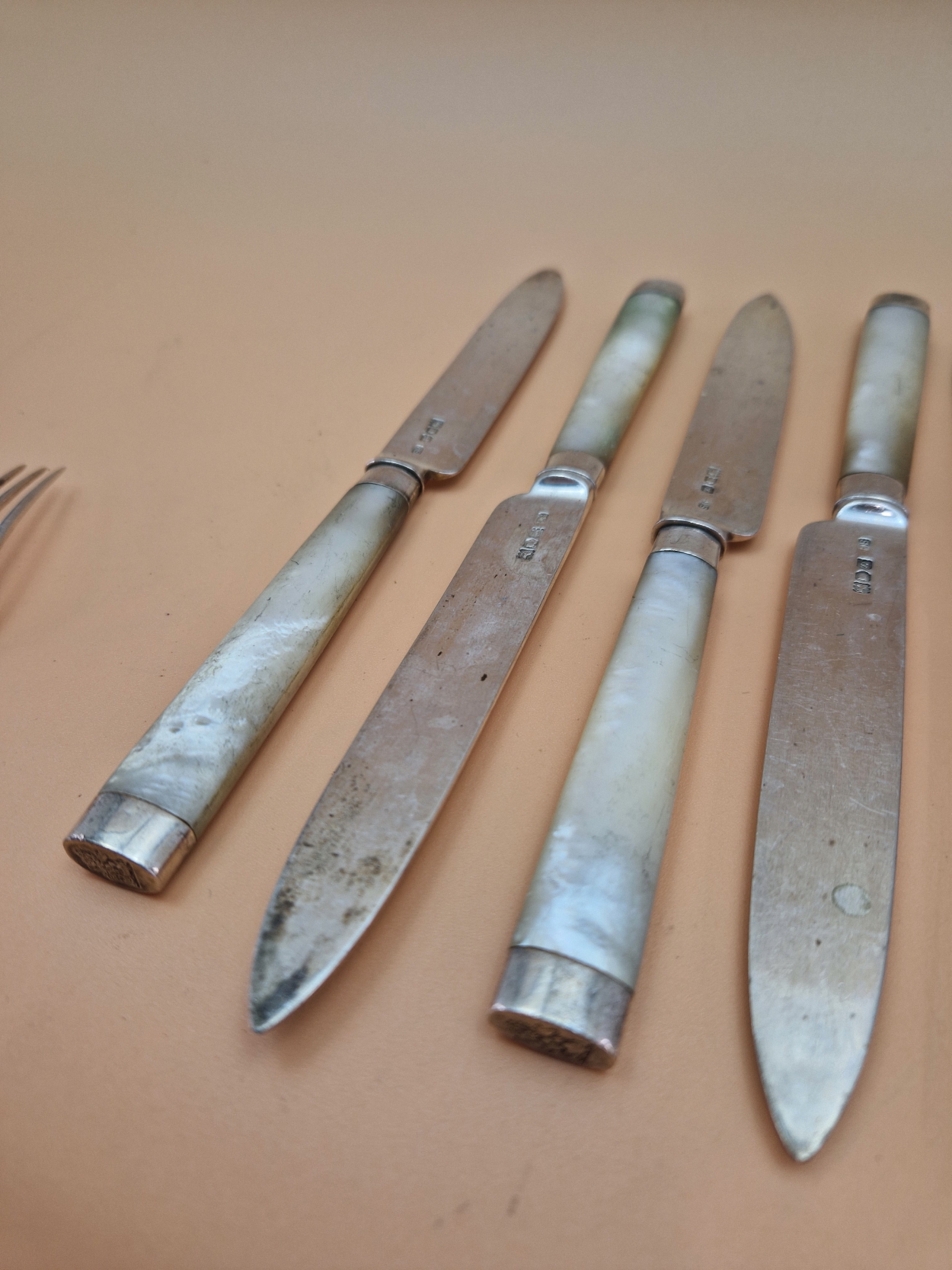 AN ANTIQUE HALLMARKED SILVER DESSERT CUTLERY SET FOR TEN WITH MOTHER OF PEARL HANDLES. - Image 3 of 10