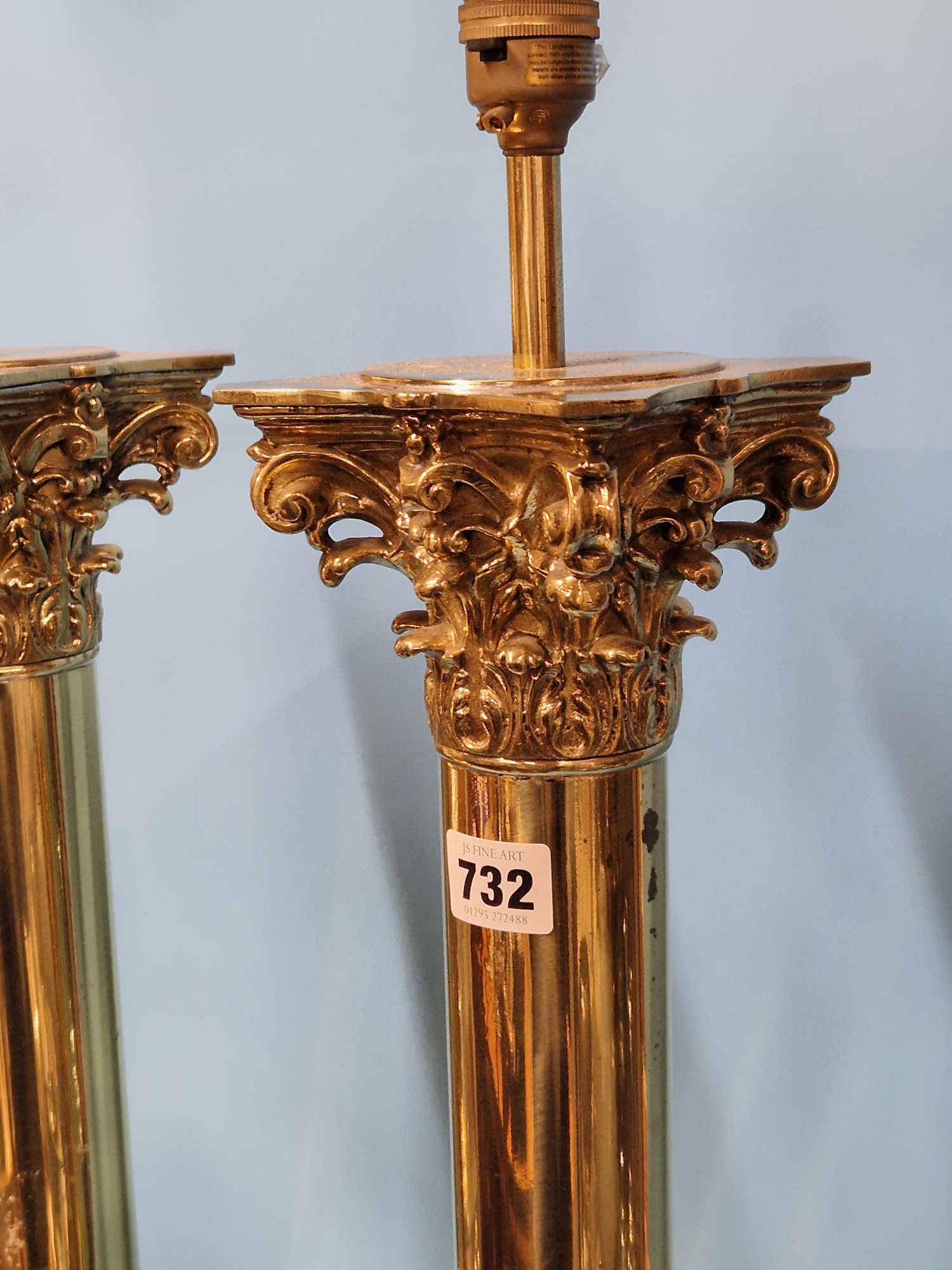 A PAIR OF BRASS COLUMN LAMPS WITH CORINTHIAN CAPITALS AND STEPPED SQUARE FEET. H 66cms. - Image 5 of 7