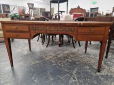 A LATE 19th/EARLY 20th C. FRENCH ROSEWOOD WRITING TABLE, THE LEATHER INSET TOP ABOVE FIVE BANDED