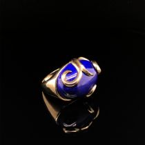 A CONTEMPORARY LAPIS LAZULI AND 9ct HALLMARKED GOLD RING. FINGER SIZE K. WEIGHT 8.73grms.