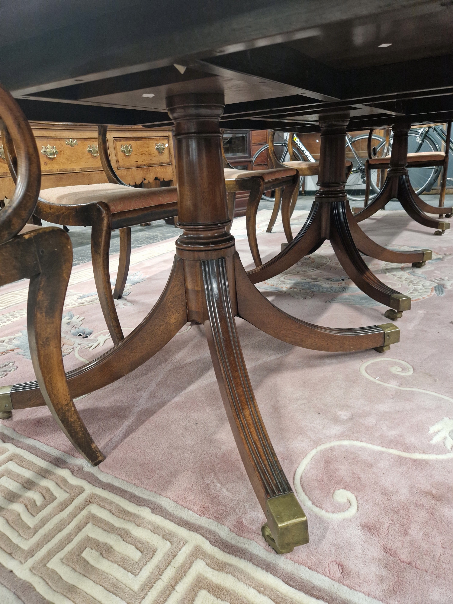 A GOOD QUALITY REGENCY STYLE MAHOGANY THREE PILLAR DINING TABLE WITH ONE LEAF, THE RECTANGULAR TOP - Image 2 of 8