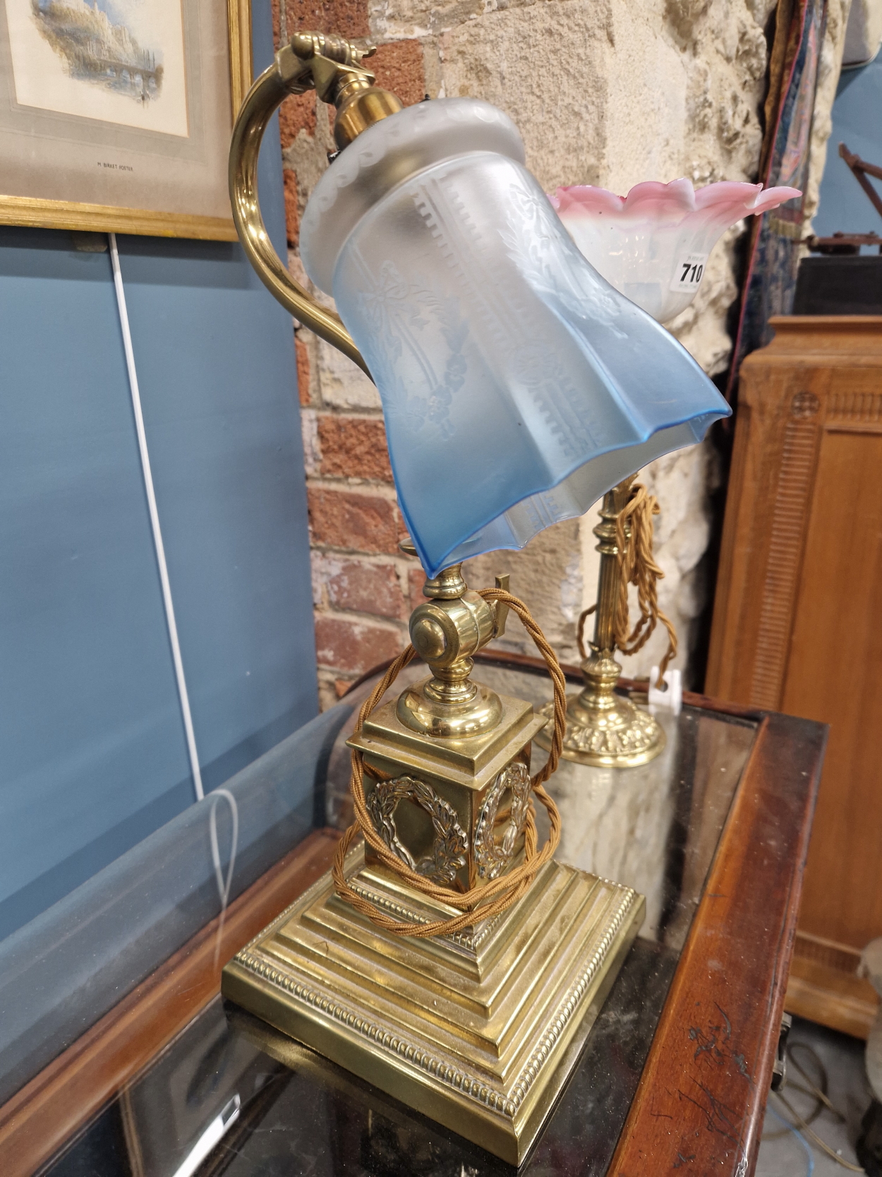 TWO BRASS TABLE LAMPS, ONE WITH A FOLIATE CIRCULAR FOOT AND A VASELINE GLASS SHADE WITH A - Image 3 of 3