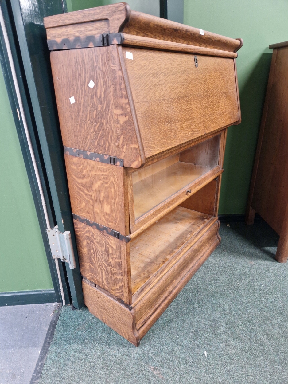 AN EARLY 20TH CENTURY GLOBE WERNICKE TYPE SECTIONAL BOOKCASE. - Image 2 of 6