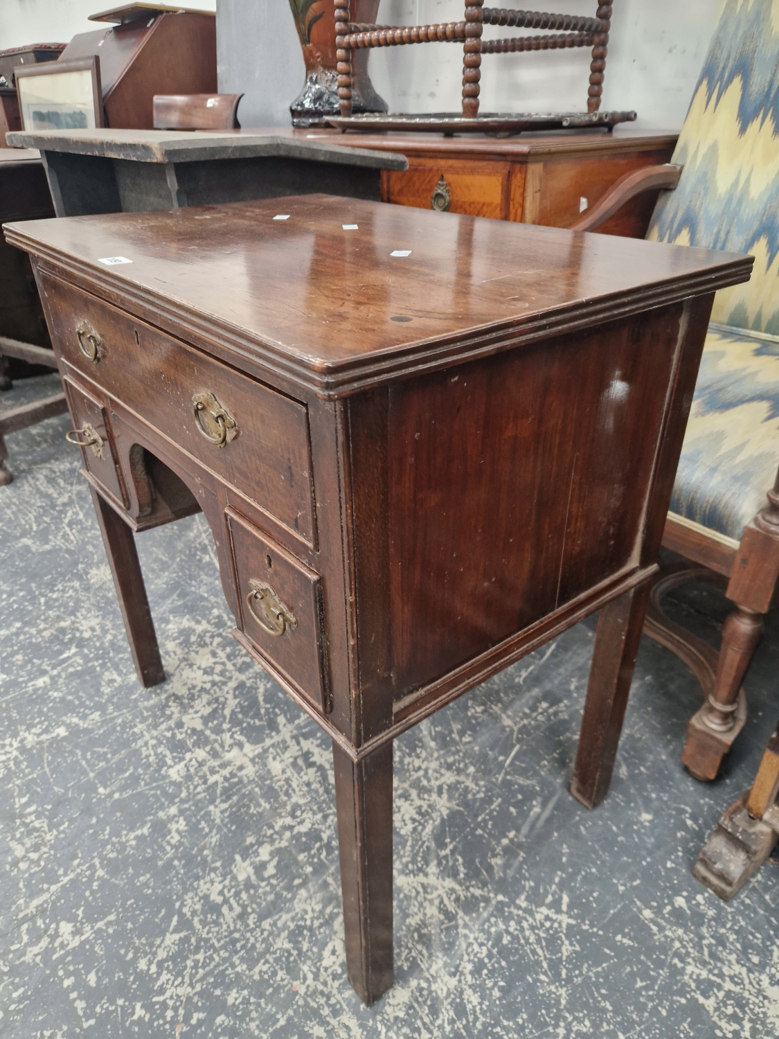 AN EDWARDIAN 18TH CENTURY STYLE MAHOGANY LOWBOY WITH THREE DRAWERS. - Image 4 of 5