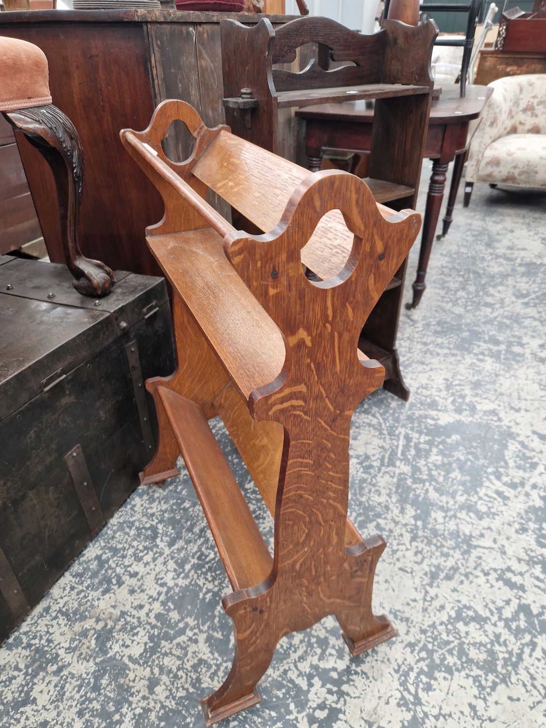 AN ARTS AND CRAFTS OAK BOOK STAND TOGETHER WITH A SMALL OAK BOOKCASE - Image 4 of 4