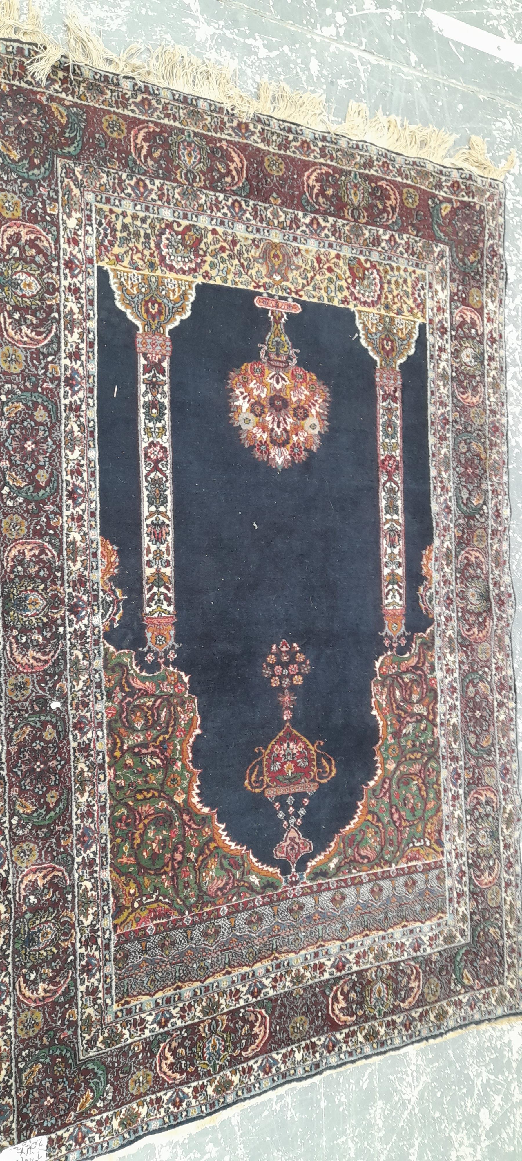 AN ANTIQUE ORIENTAL PRAYER RUG OF PERSIAN DESIGN 204 x 132 cm. - Bild 2 aus 7