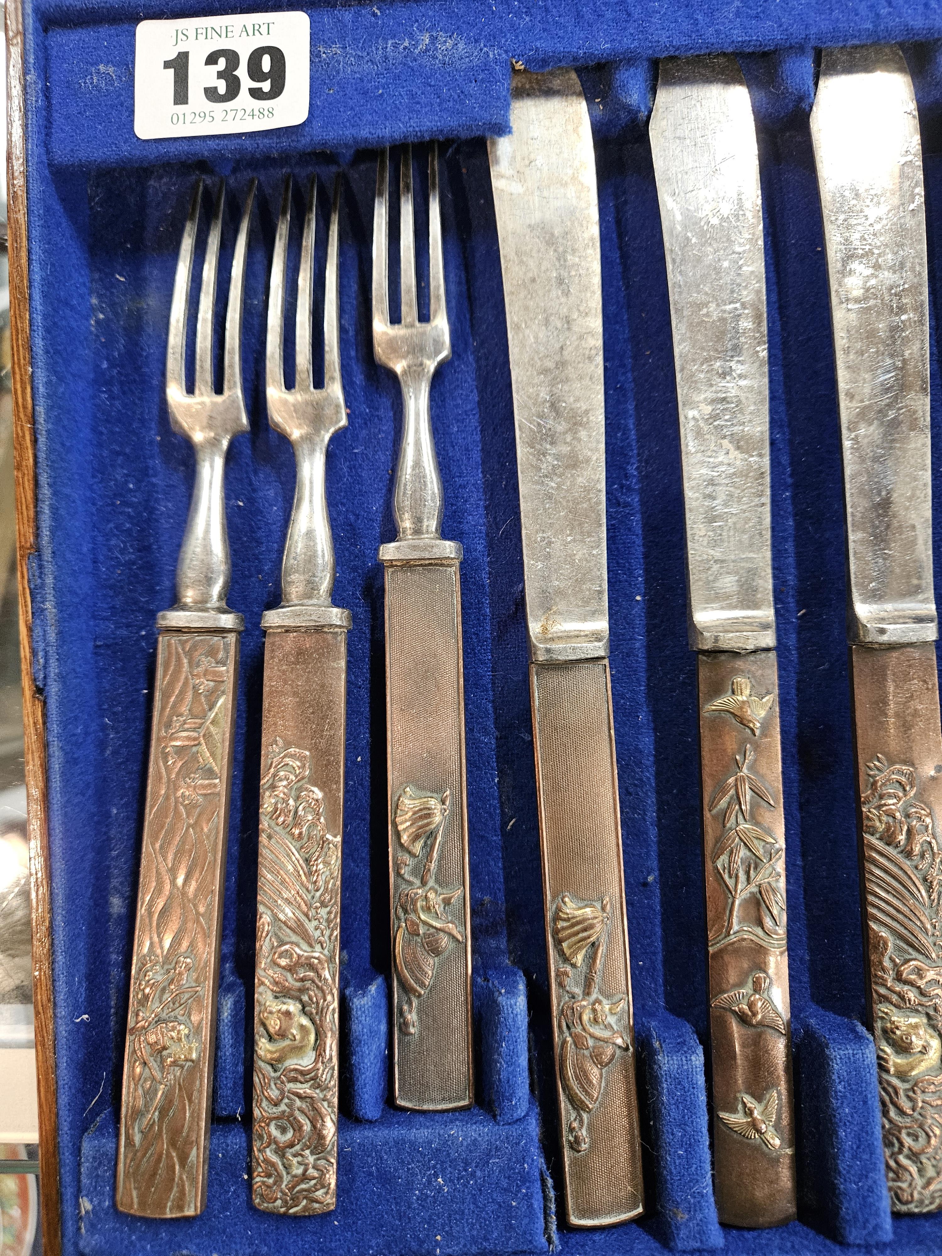 A TRAY OF SIX FRUIT KNIVES AND FORKS, EACH WITH PARCEL GILT COPPER JAPANESE KOZUKA HANDLES - Image 7 of 9