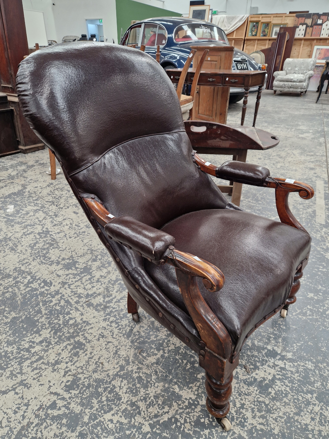 A VICTORIAN MAHOGANY ARMCHAIR UPHOLSTERED IN BROWN, THE BOBBIN TURNED FRONT LEGS ON CASTER FEET - Image 5 of 5