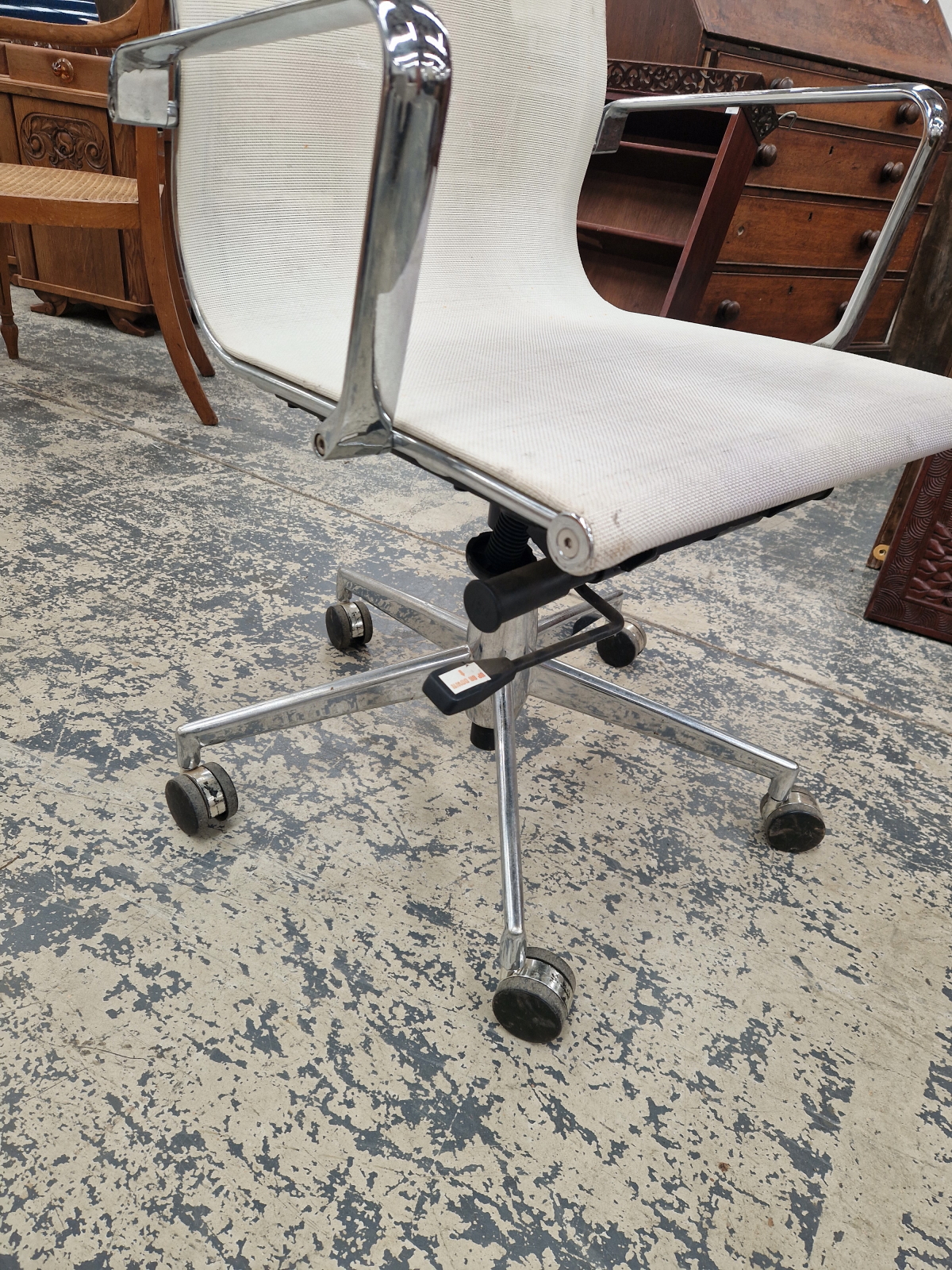 A RETRO CHROME FRAME SWIVEL OFFICE CHAIR. - Image 2 of 3