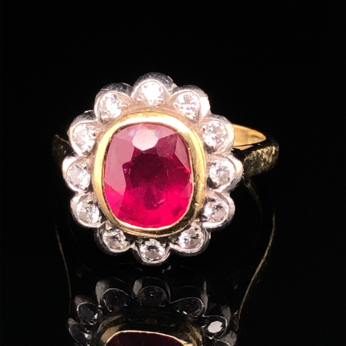 AN 18ct HALLMARKED GOLD RUBY AND DIAMOND OVAL SHAPED CLUSTER RING. THE SINGLE MEDIUM TO DARK - Image 6 of 20