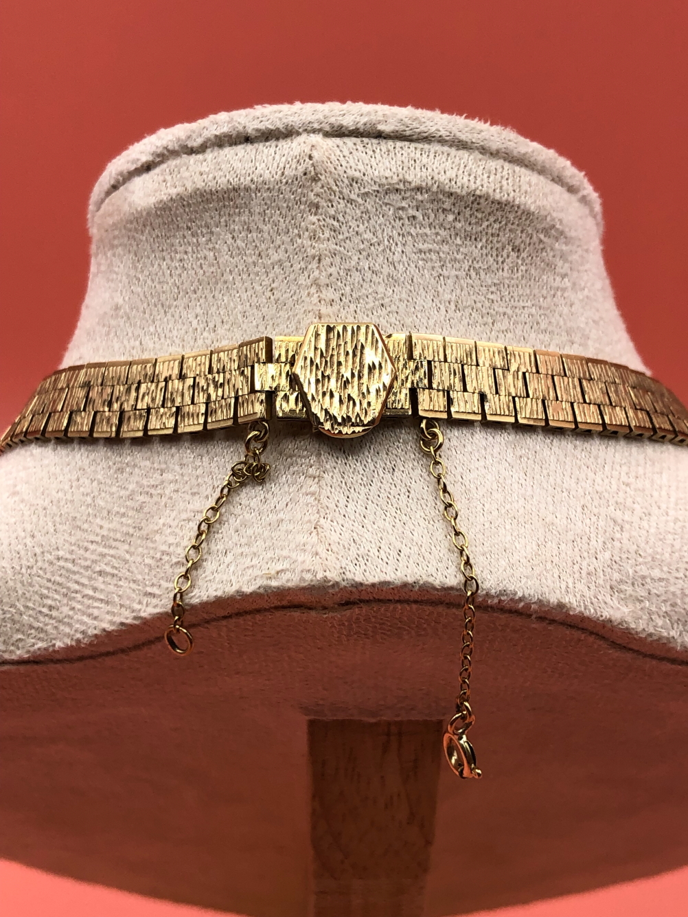 A VINTAGE 9ct HALLMARKED GOLD RUBY SET BARKED TEXTURED BRICK LINK FLAT NECKLACE COLLAR. THE NECKLACE - Image 5 of 8