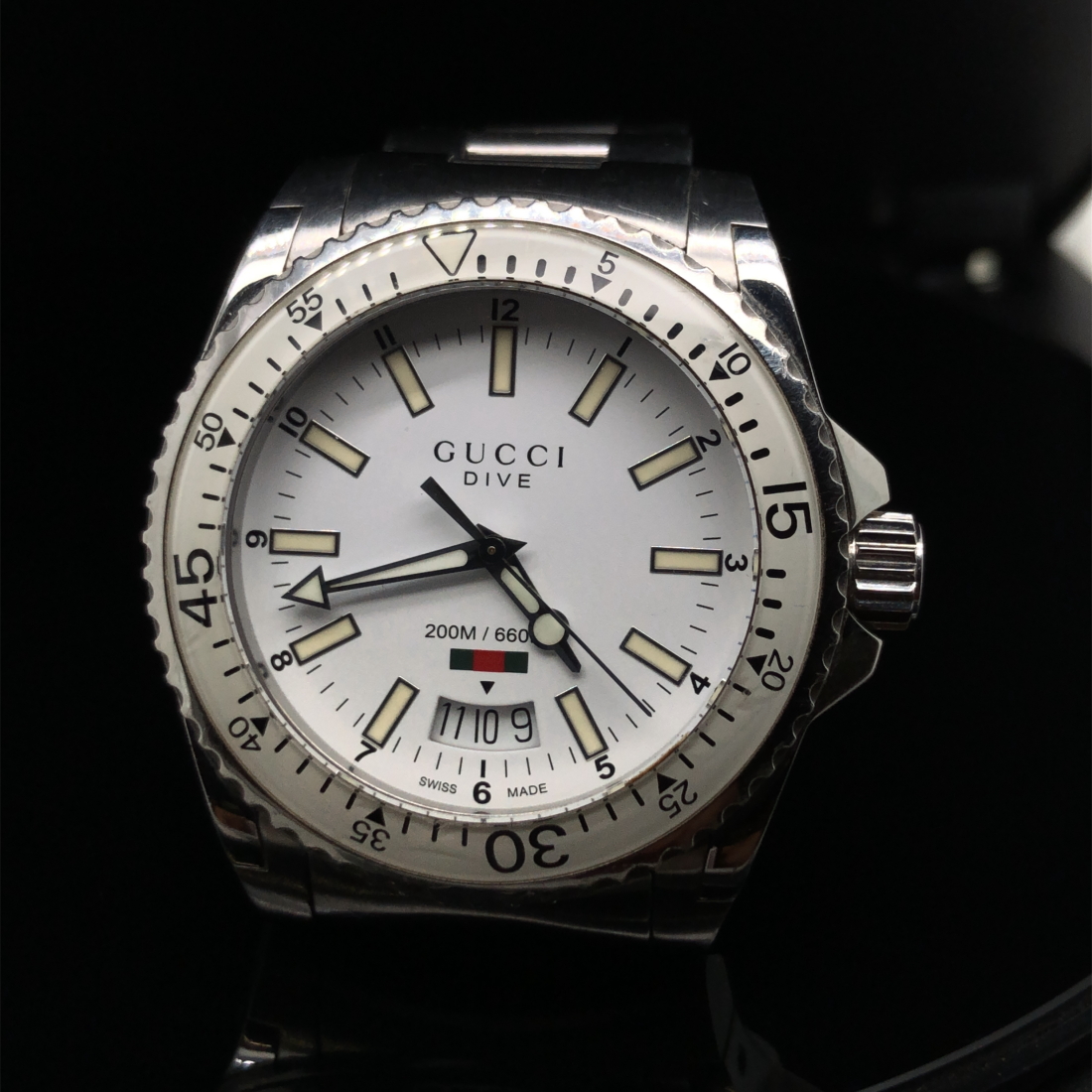 A GUCCI DIVE WATCH, WHITE DIAL AND BATONS, ON A STAINLESS STEEL BRACELET STRAP WITH A BUTTERFLY - Image 2 of 6