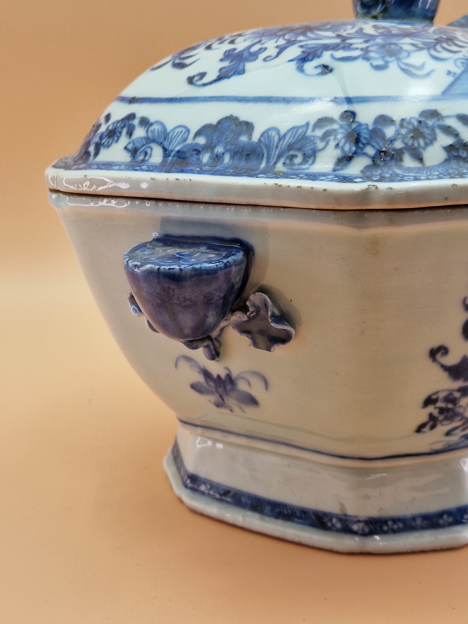 AN 18th C. CHINESE BLUE AND WHITE SOUP TUREEN AND COVER PAINTED ON EACH SIDE OF THE LOTUS SEED POD - Image 3 of 8