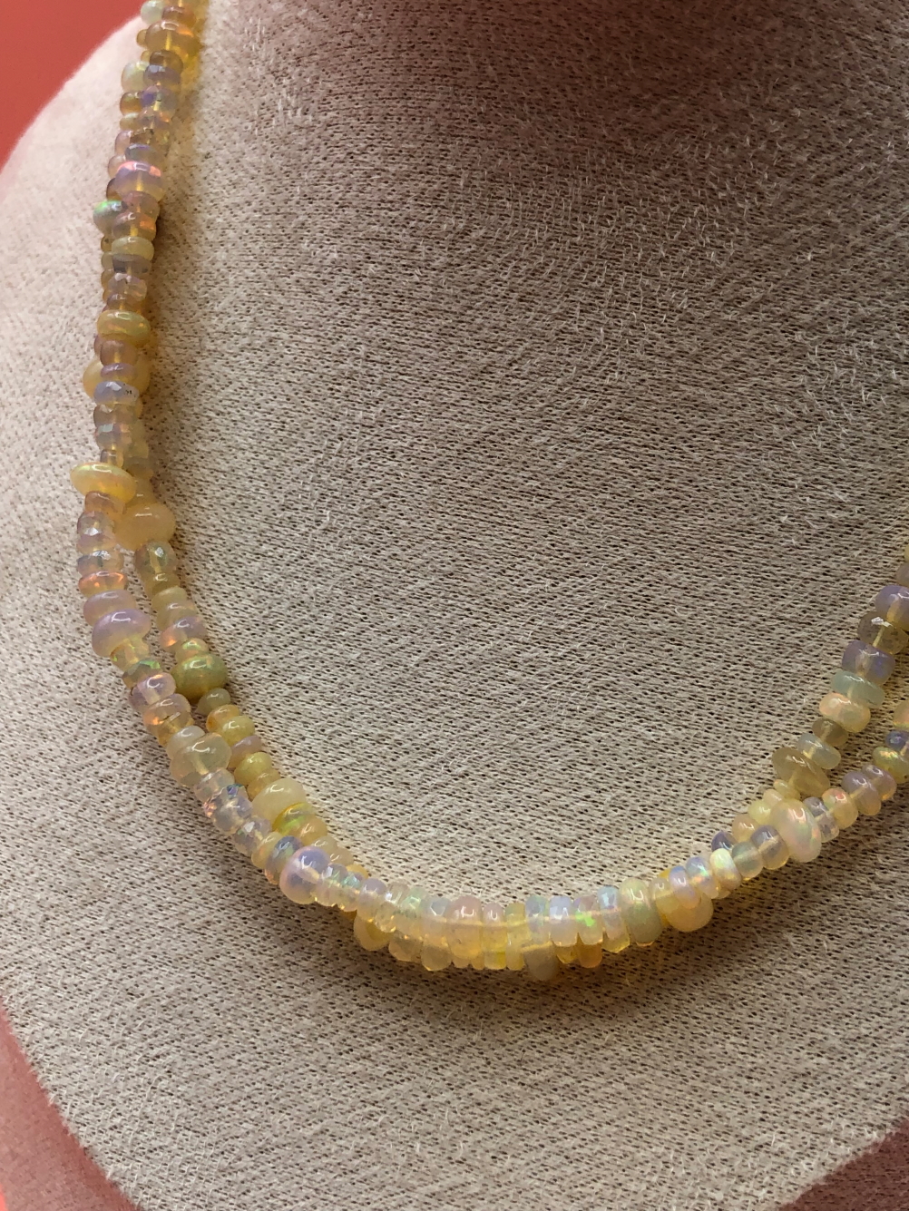 AN OPAL BEADED NECKLACE. VINTAGE OPAL ROUNDEL BEADS RECENTLY RESTRUNG. NECKLACE LENGTH 76cms. - Image 6 of 7