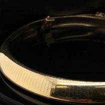 AN ITALIAN DESIGN FLAT COLLAR NECKLACE. THE CLASP STAMPED 14K, ITALY, WITH INDISTINCT MAKERS MARK.