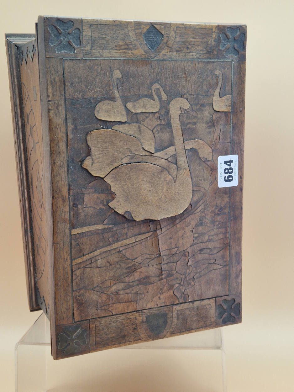 AN ART NOUVEAU MAHOGANY BOX, THE SIDES INLAID WITH COPPER GEOMETRIC ARCHES, THE LID MARQUETRIED WITH - Image 5 of 8