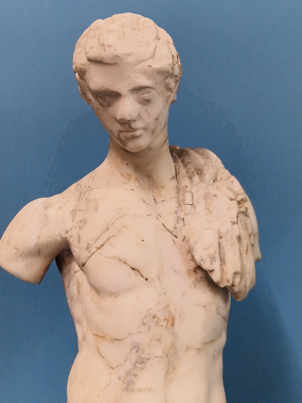 AN 18th C. WHITE MARBLE THREE QUARTER LENGTH SCULPTURE OF A CLASSICAL MAN STANDING WEARING A DRAPE - Image 3 of 5