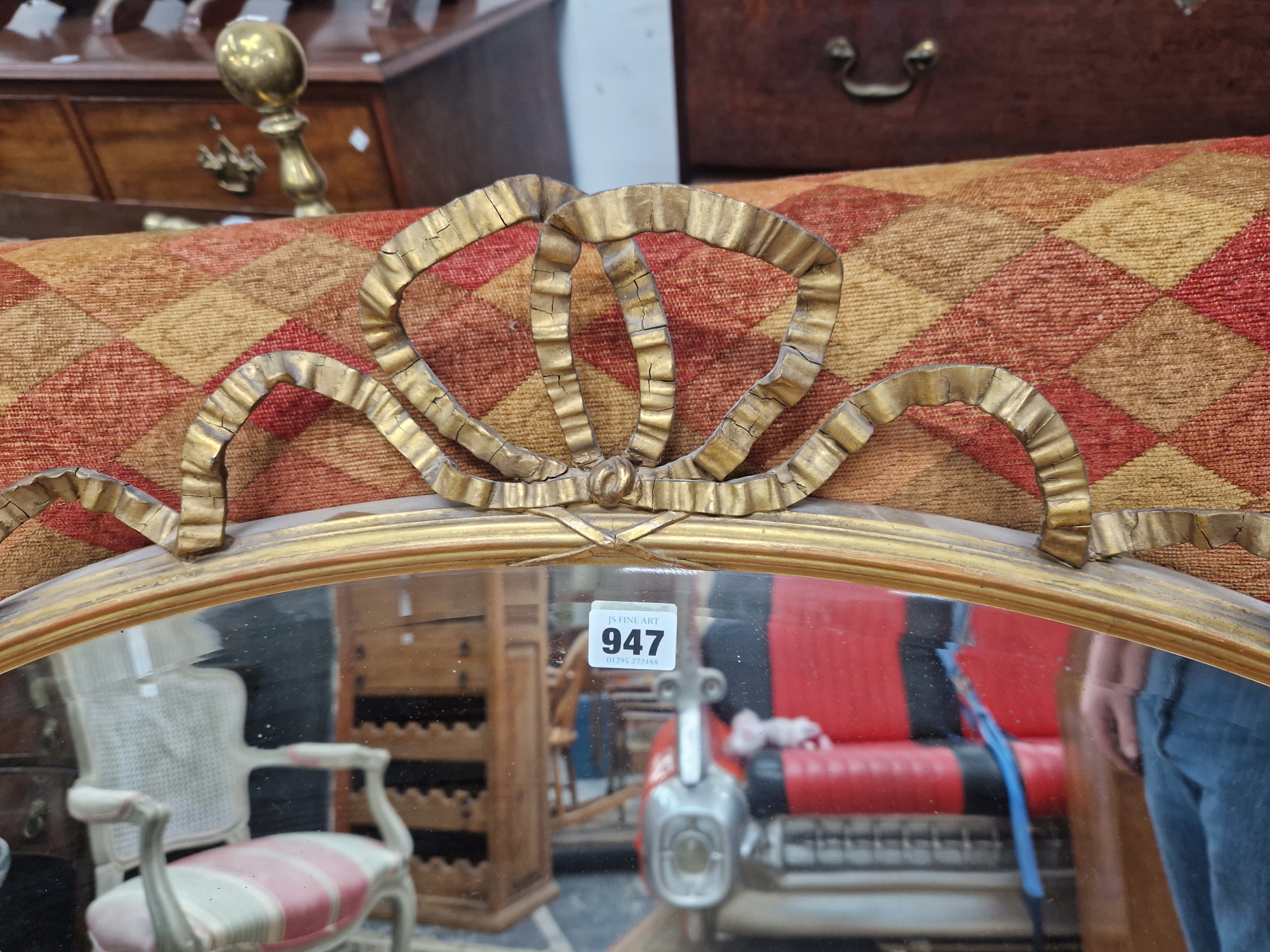 A BEVELLED GLASS OVAL MIRROR WITHIN A RIBBON TOPPED GILT FRAME - Image 2 of 3