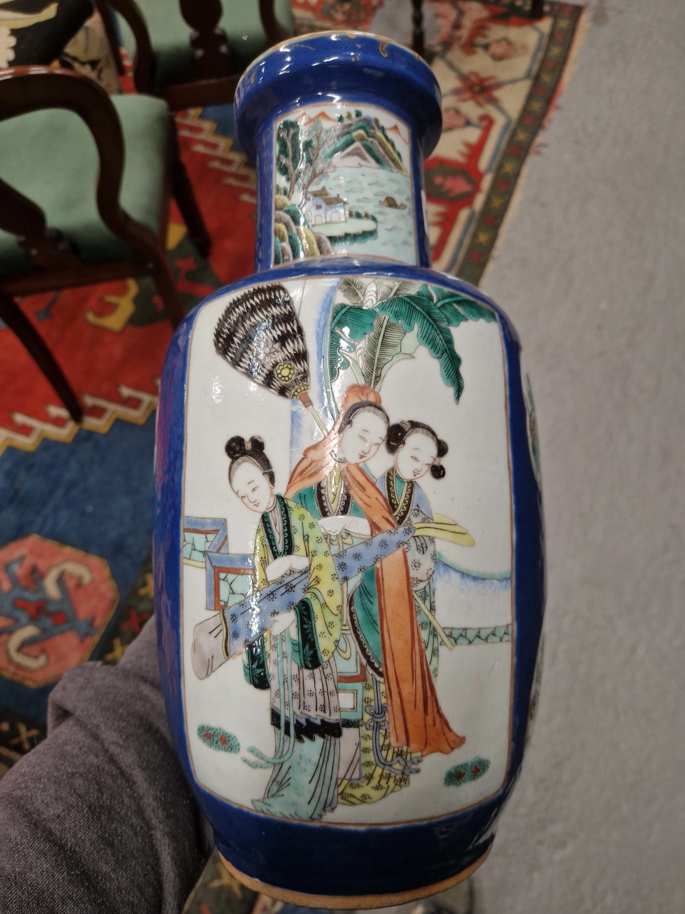 A CHINESE BLUE GROUND VASE PAINTED WITH A RESERVE OF THREE LADIES ON A TERRACE AND WITH GARDEN - Image 11 of 17