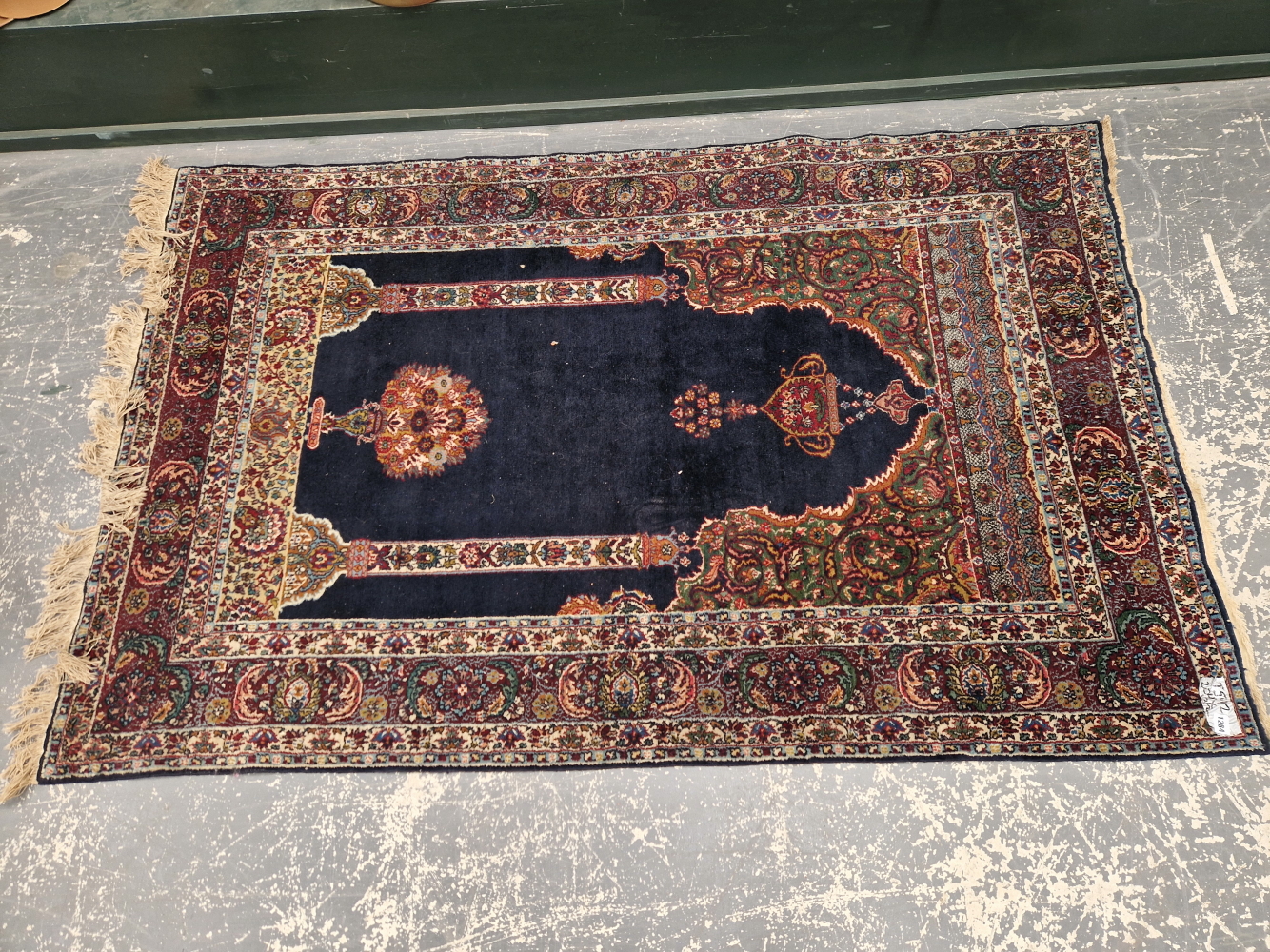 AN ANTIQUE ORIENTAL PRAYER RUG OF PERSIAN DESIGN 204 x 132 cm. - Bild 4 aus 7