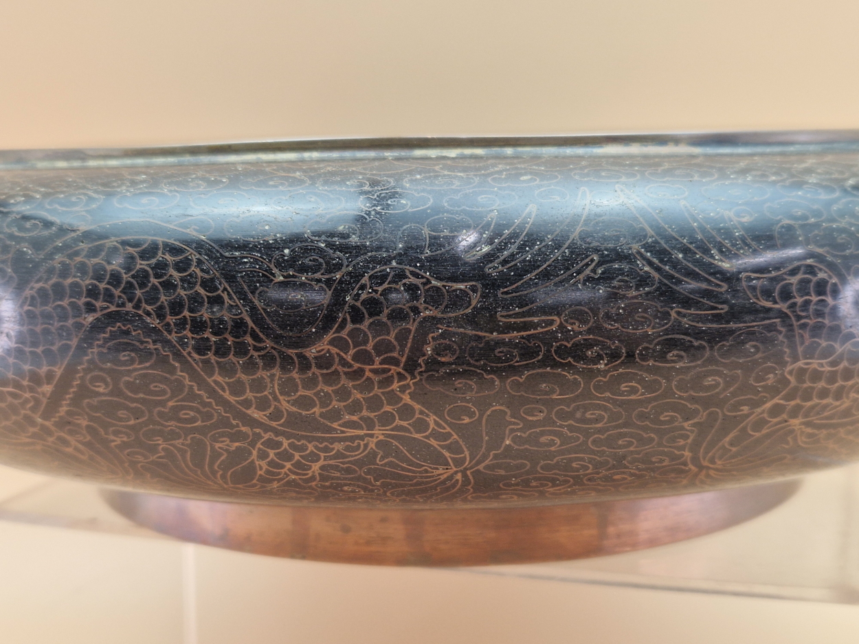 A CHINESE BLACK CLOISONNE SHALLOW BOWL, THE INTERIOR WORKED WITH A DRAGON AND FLAMING PEARL. Dia. - Image 5 of 6