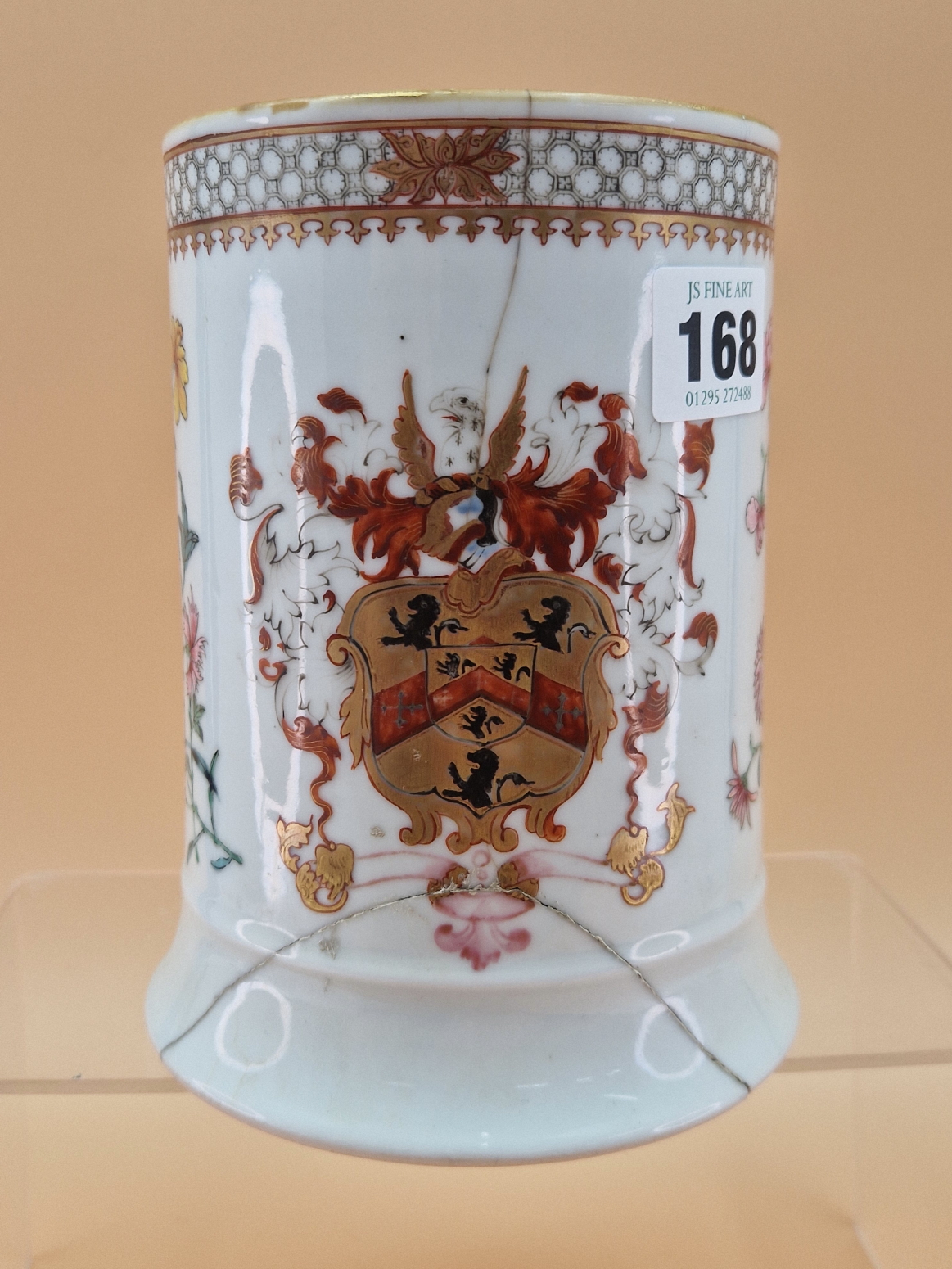 A CHINESE ARMORIAL QUART MUG WITH THE ARMS PAINTED OPPOSITE THE HANDLE AND FLANKED BY FAMILLE ROSE - Image 2 of 8