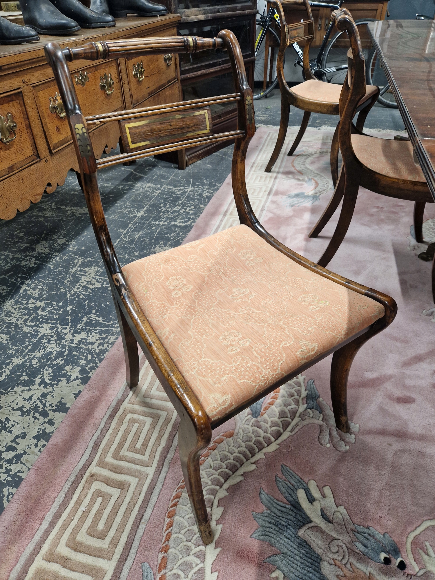 A SET OF EIGHT REGENCY BRASS INLAID STAINED WOOD CHAIRS INCLUDING TWO WITH ARMS, EACH WITH A - Image 4 of 5