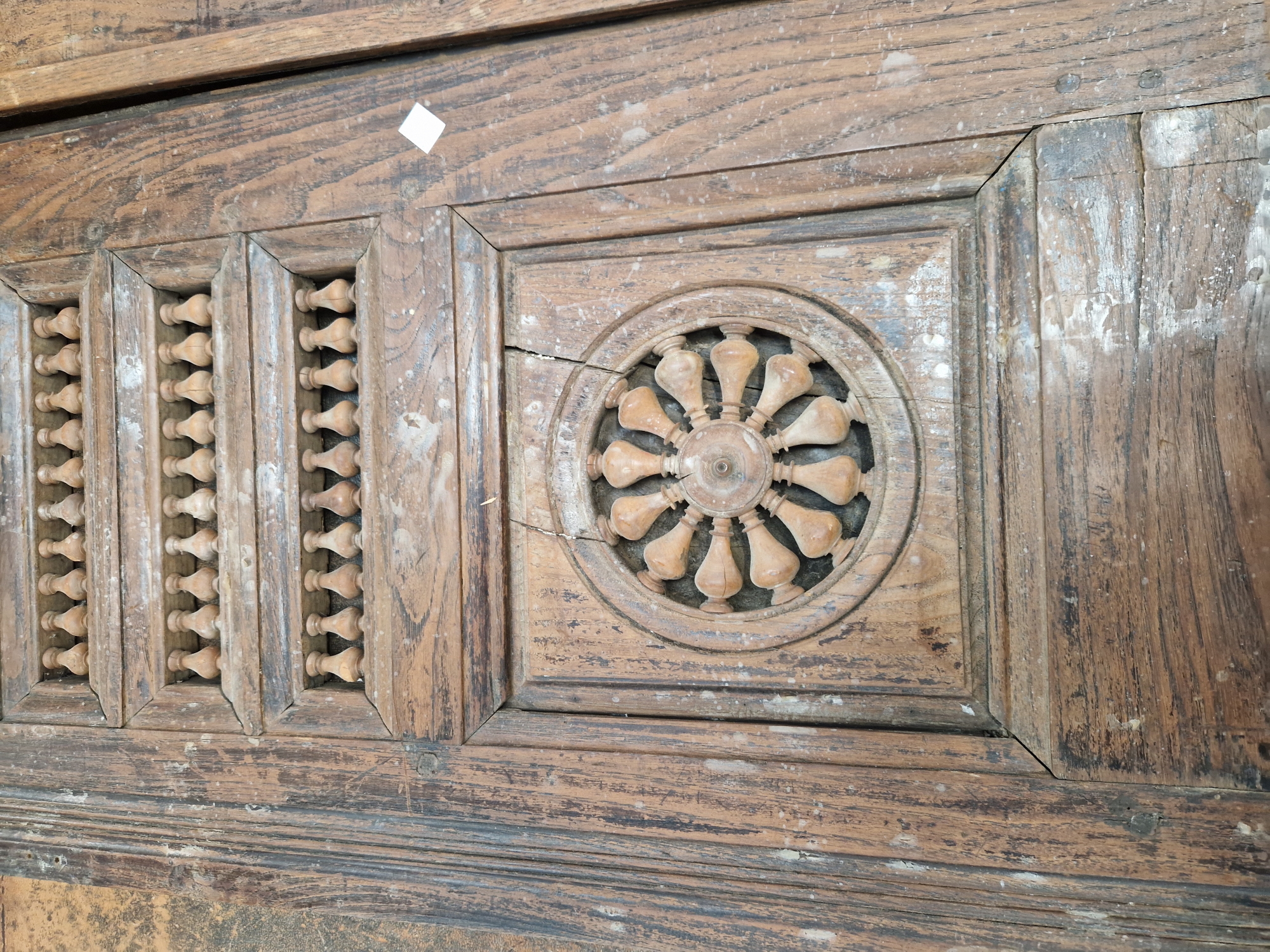 A LATE 19th/EARLY 20th C. FRENCH ROSEWOOD WRITING TABLE, THE LEATHER INSET TOP ABOVE FIVE BANDED - Image 7 of 9