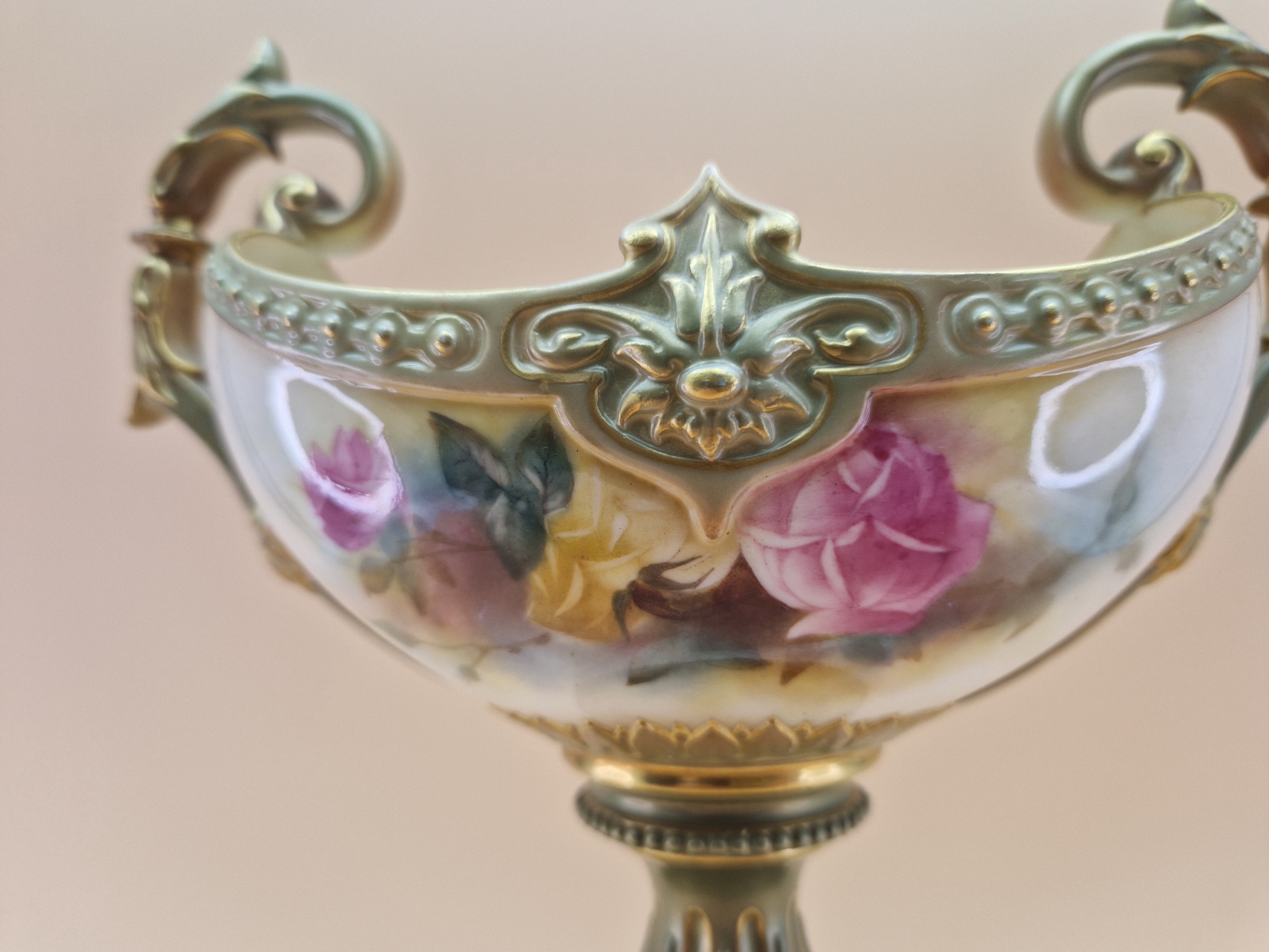 A 1908 ROYAL WORCESTER TWO HANDLED FOOTED NAVETTE SHAPED BOWL PAINTED WITH ROSES BETWEEN GILT - Image 3 of 7