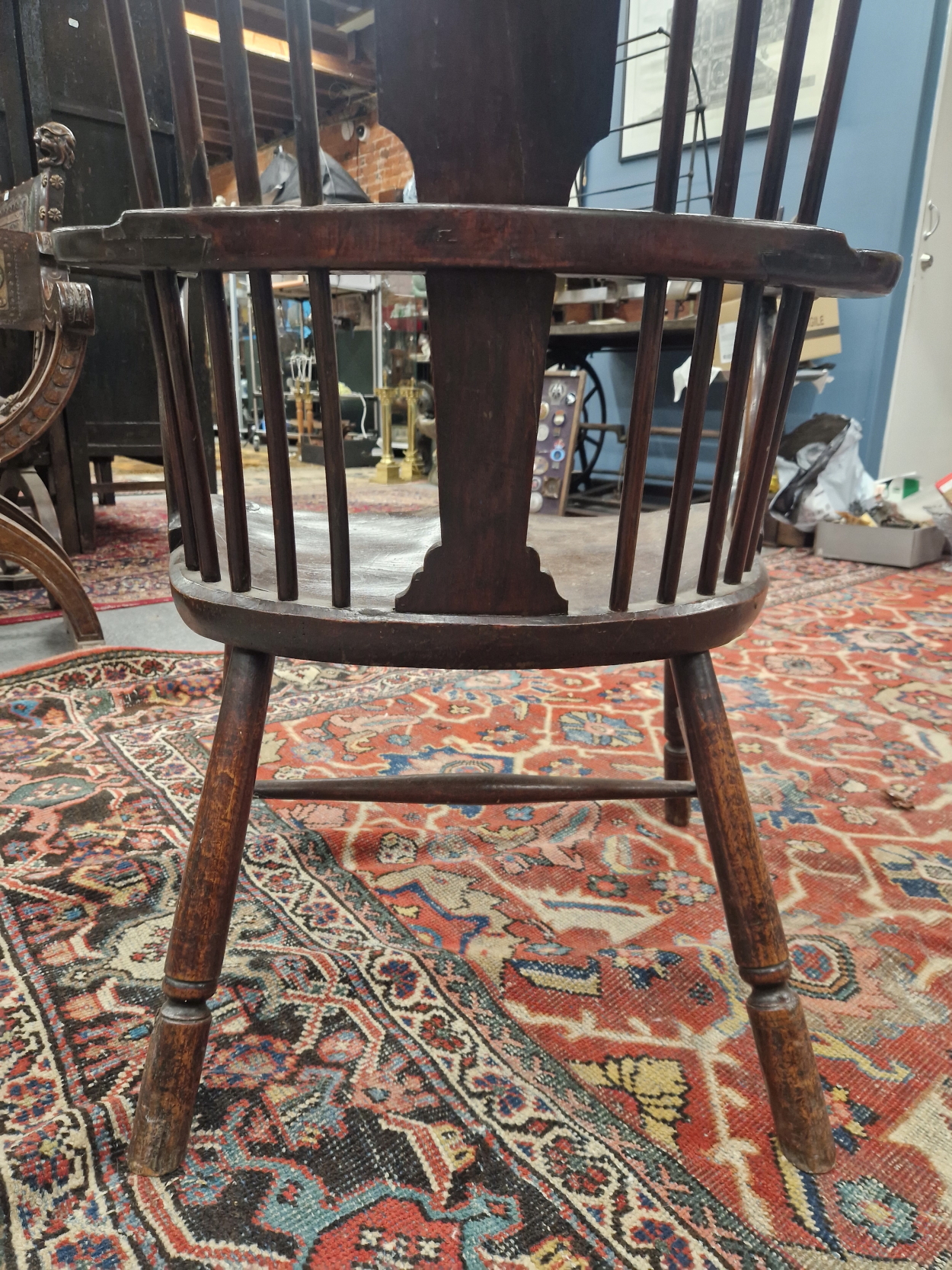 AN 18TH / 19TH CENTURY COUNTRY MADE WINDSOR TYPE CHAIR WITH SHAPED CREST RAIL AND BALUSTER BACK - Image 10 of 10