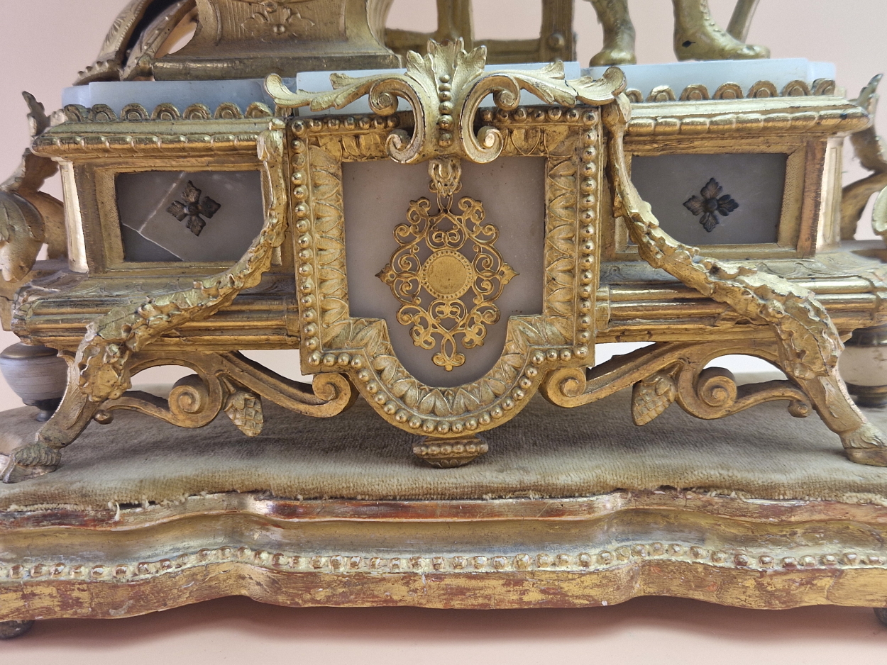 A LATE 19th C. GILT SPELTER AND WHITE ONYX CASED MANTEL CLOCK AND WOOD STAND, THE ENAMEL DIAL - Image 6 of 6