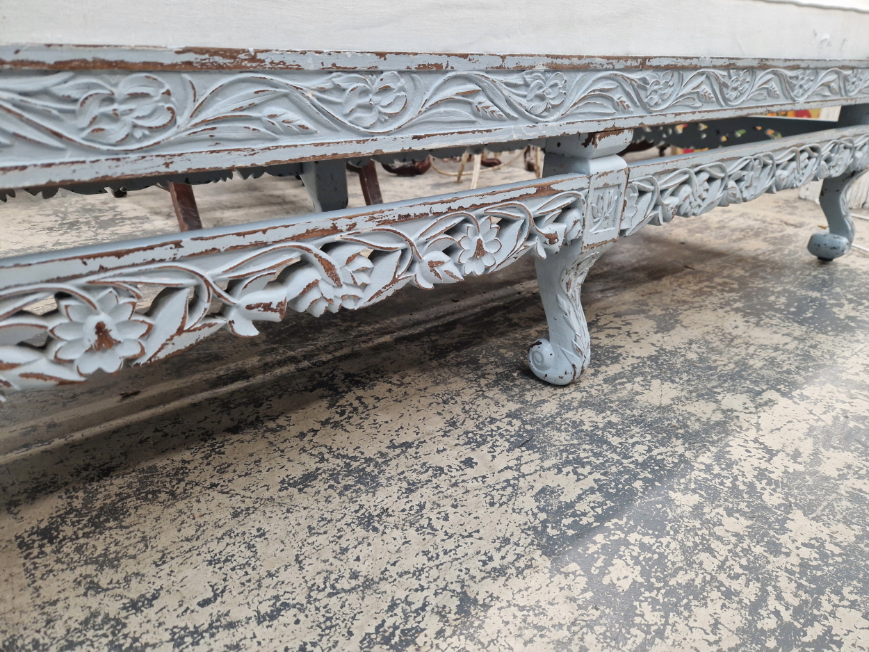 AN ANTIQUE CARVED INDIAN HARDWOOD DAY BED. - Image 3 of 6