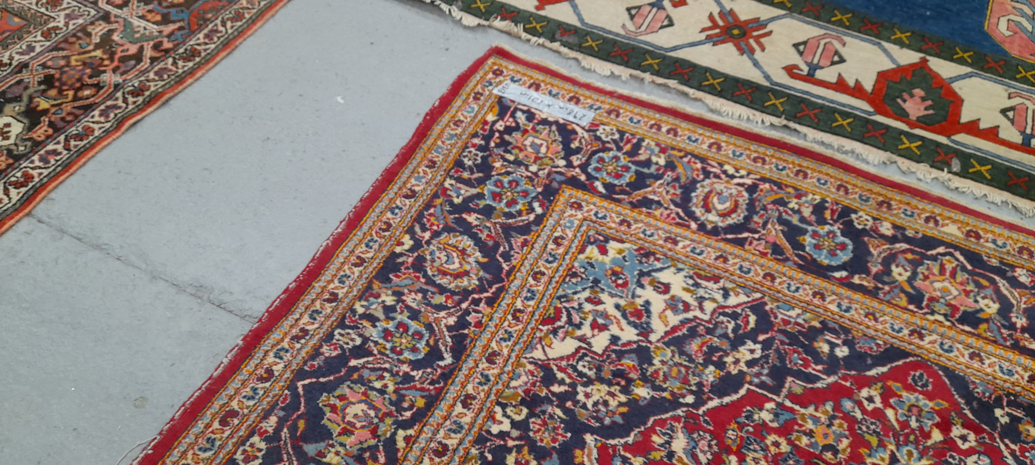 A PERSIAN CARPET OF CLASSIC DESIGN 298 x 201 cm - Image 5 of 7