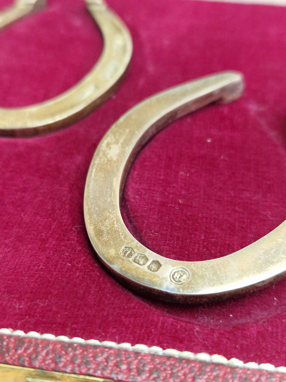 A CASED PAIR OF MINIATURE SILVER HORSESHOES BY FRANCIS HOWARD, SHEFFIELD 1978, 50Gms. - Image 4 of 4