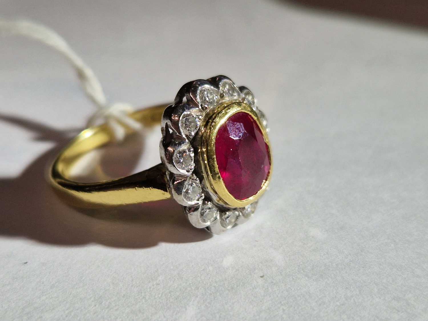 AN 18ct HALLMARKED GOLD RUBY AND DIAMOND OVAL SHAPED CLUSTER RING. THE SINGLE MEDIUM TO DARK - Image 16 of 20