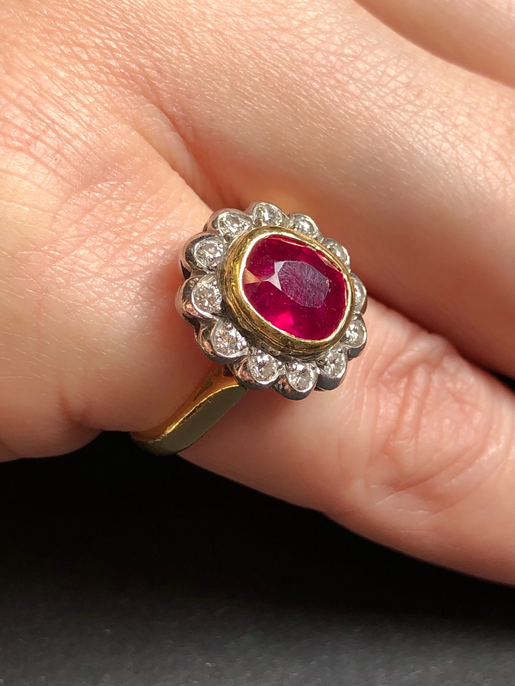AN 18ct HALLMARKED GOLD RUBY AND DIAMOND OVAL SHAPED CLUSTER RING. THE SINGLE MEDIUM TO DARK - Image 5 of 20