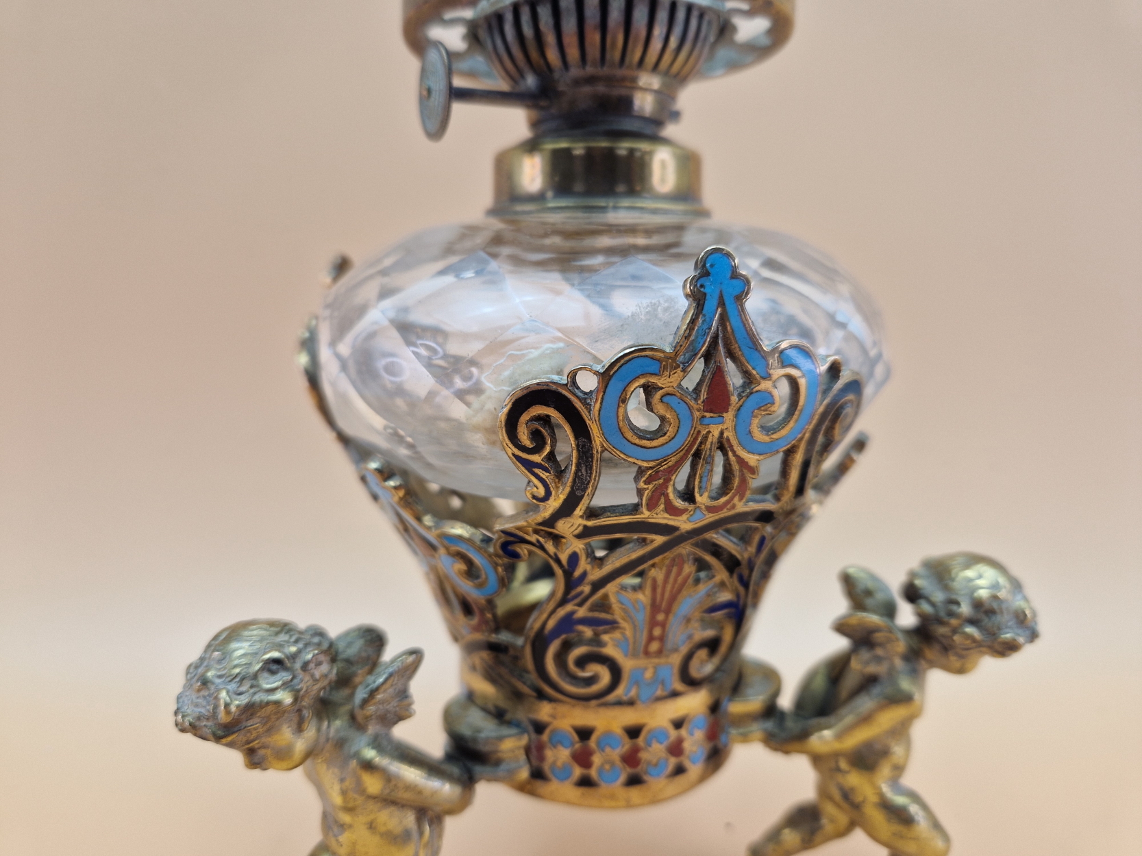 A LATE 19th C. FRENCH CLEAR CUT GLASS AND CHAMPLEVE ENAMEL OIL LAMP SUPPORTED BY THREE BRASS CUPIDS - Image 6 of 10