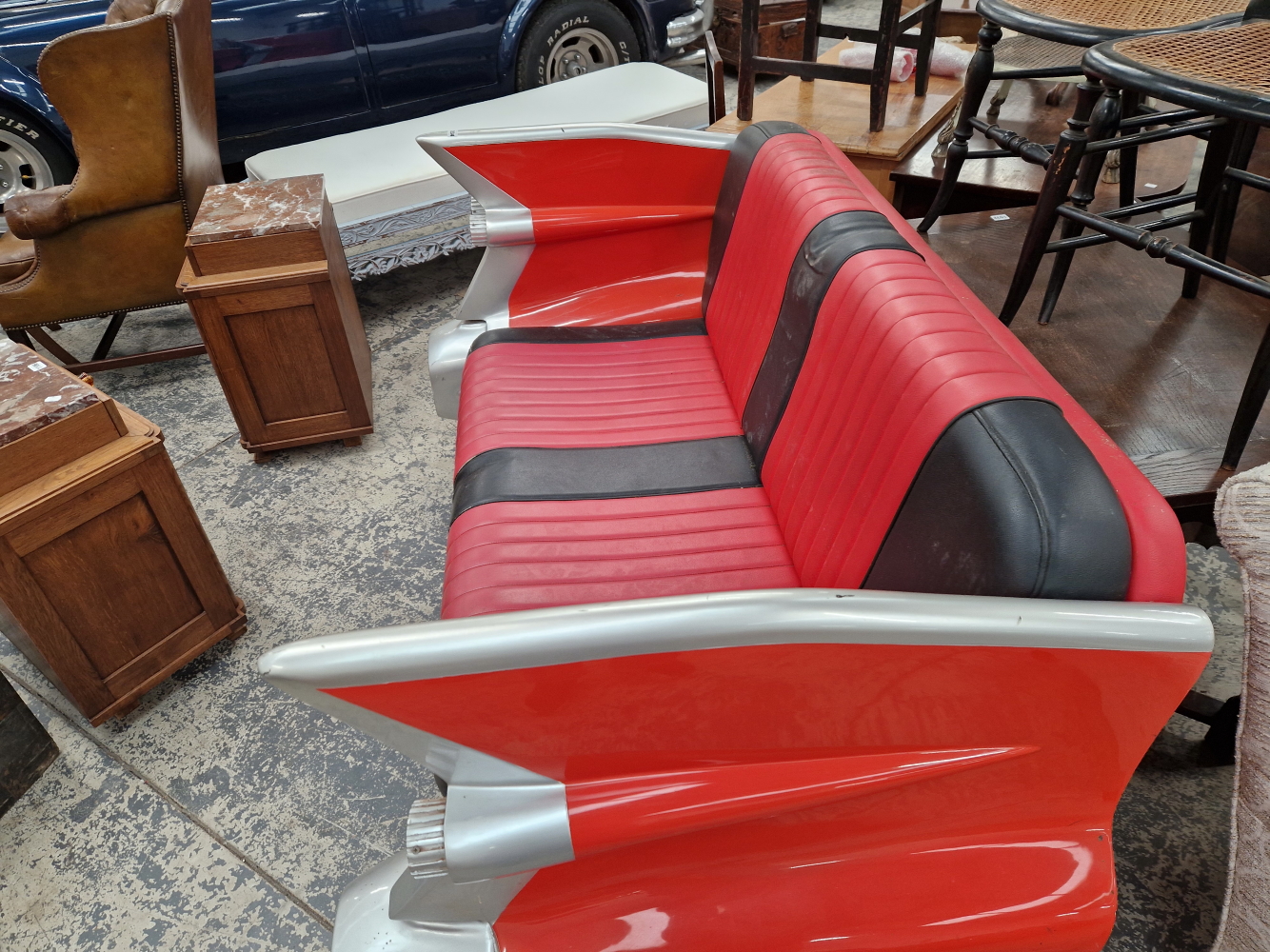 A MID CENTURY STYLE DINER SEAT FORMED AS THE TAIL END OF A CADILLAC - Image 4 of 4