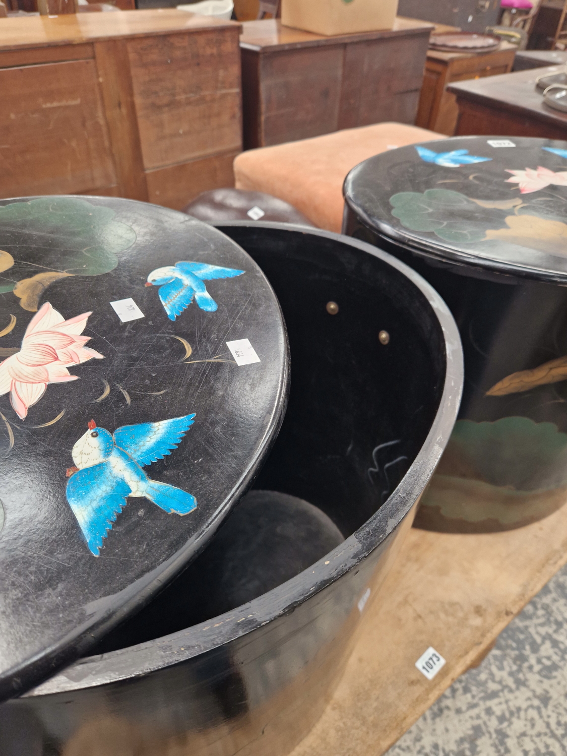 A PAIR OF CHINESE BLACK LACQUER OVAL BOXES AND COVERS PAINTED WITH BLUE BIRDS AND LOTUS - Image 4 of 4