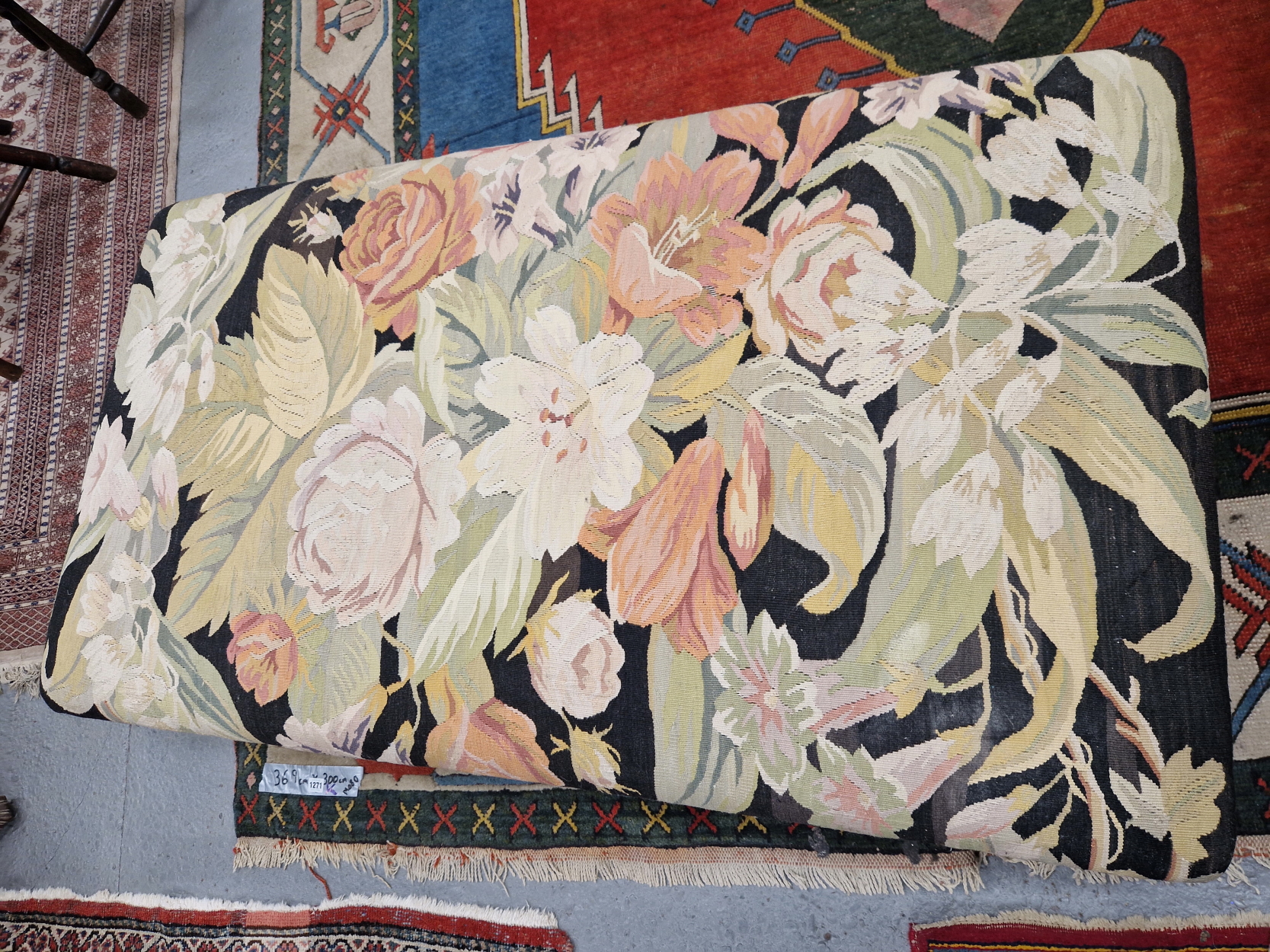 A FLORAL MACHINE WOVEN TAPESTRY COVERED OTTOMAN WITH A CUSHIONED RECTANGULAR LID. W 145 x D 78 x H - Image 4 of 4