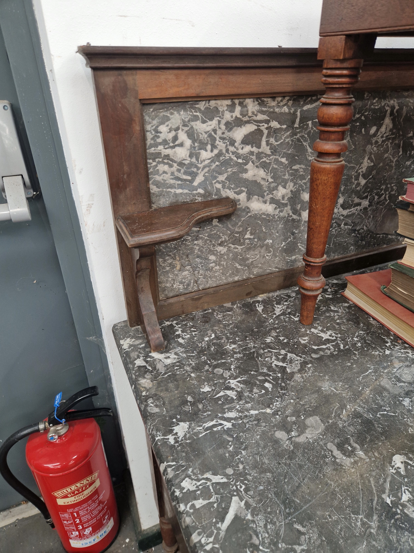 A EDWARDIAN GREY MARBLE TOPPED AND BACKED MAHOGANY WASH STAND WITH TWO DOORS ABOVE TURNED LEGS AND - Image 2 of 2
