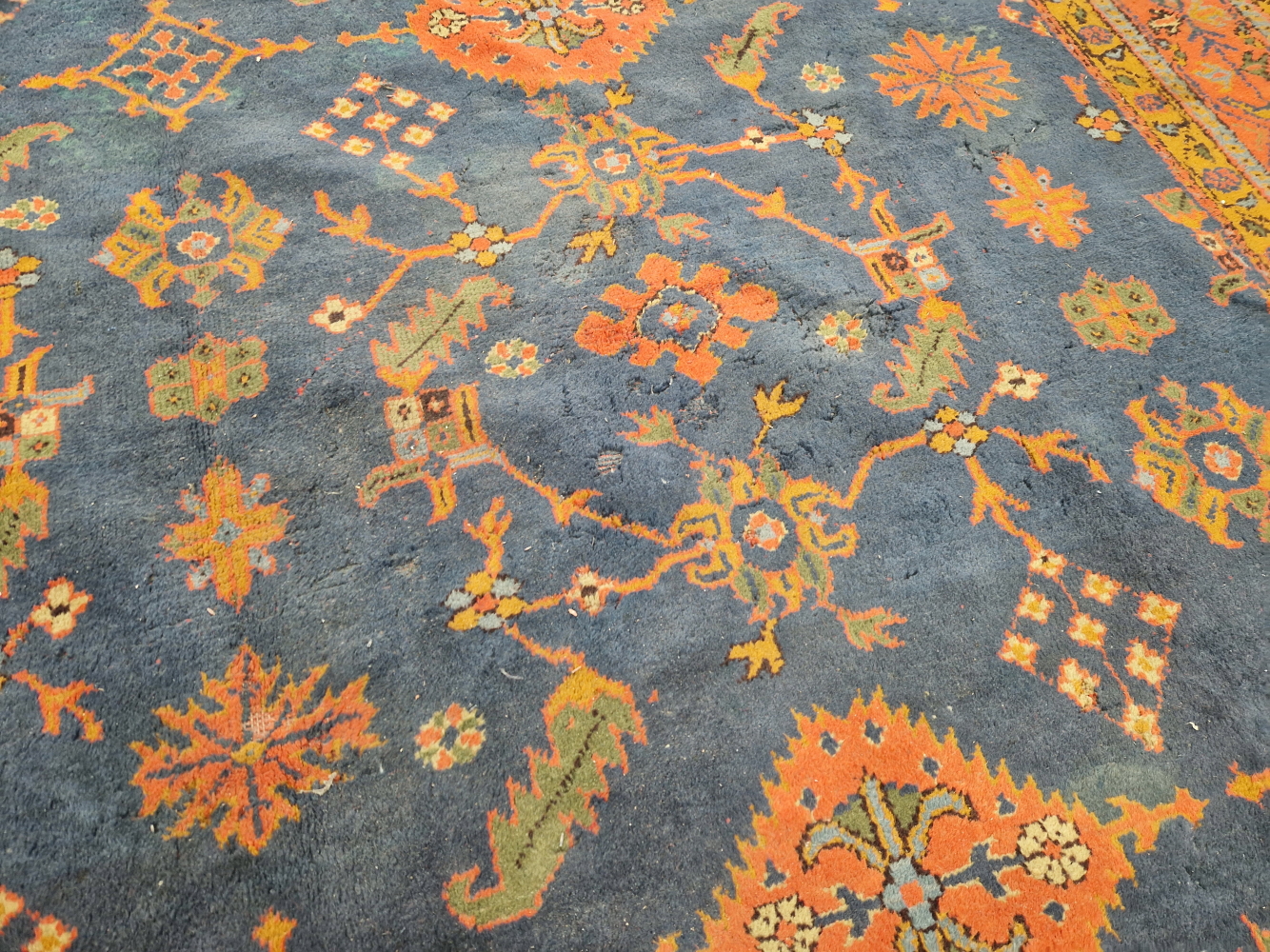 AN ANTIQUE TURKISH OUSHAK CARPET. 390 x 320 cm (LOSSES) - Image 13 of 15