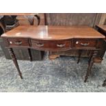 A MAHOGANY SIDE TABLE WITH THE CENTRAL BOW FRONTED DRAWER FLANKED BY TWO FLAT FRONTED DRAWERS, THE