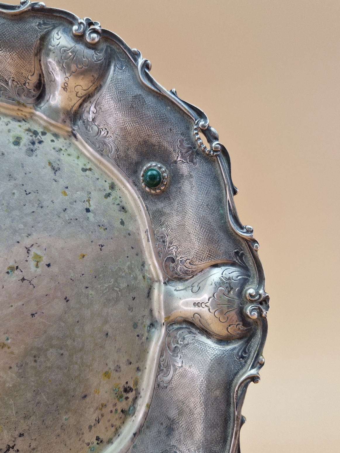 AN 800 SILVER DISH WITH THREE OF THE STIPPLED PANELS TO THE RIM MOUNTED WITH MALACHITE CABOCHONS, - Image 4 of 6