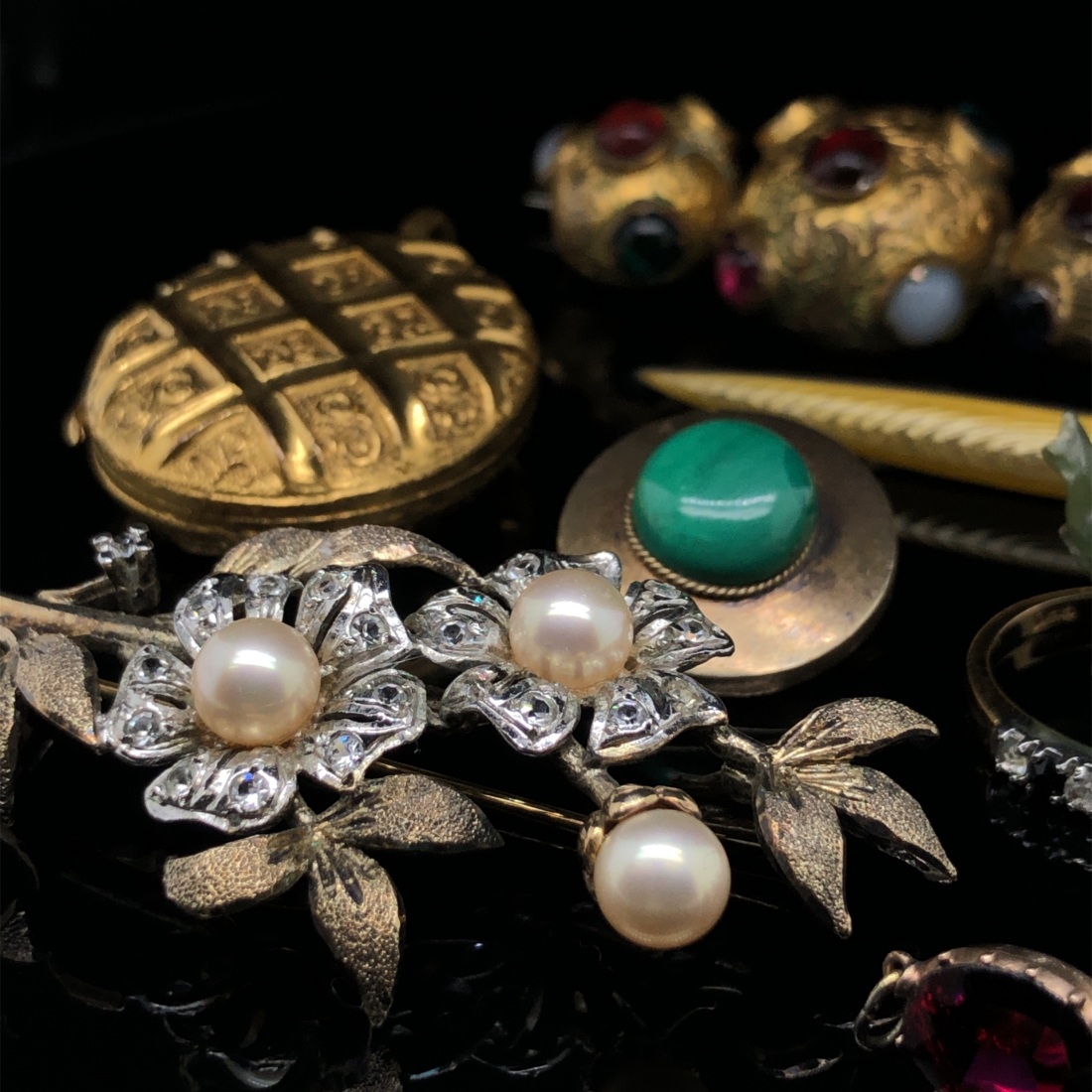 A COLLECTION OF ANTIQUE AND LATER JEWELLERY TO INCLUDE A HEAVY GILDED LOCKET, A HARDSTONE SET - Image 6 of 8