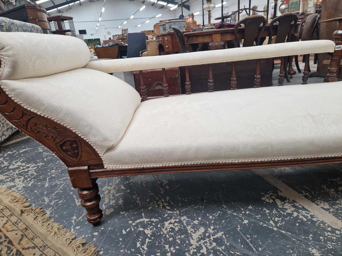 AN EARLY 20th C. MAHOGANY CHAISE LONGUE UPHOLSTERED IN WHITE DAMASK, ONE LONG SIDE WITH A BALUSTRADE - Image 3 of 6